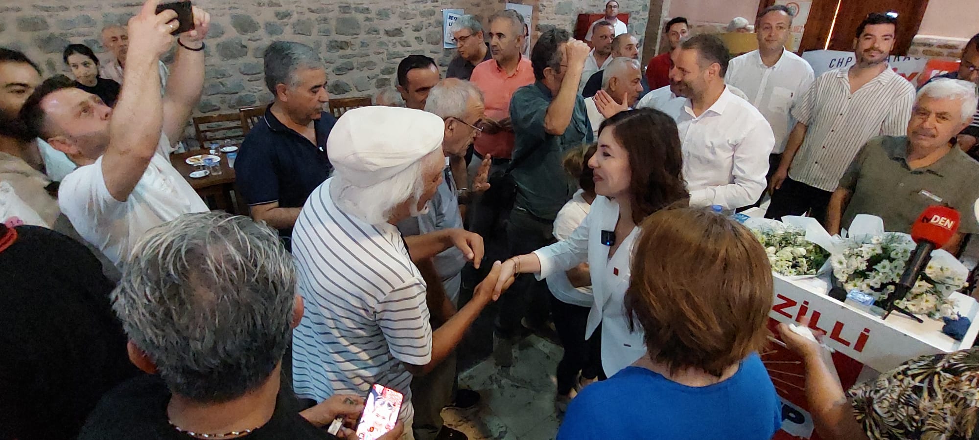 CHP'DE ASLI ÖKMEN'DEN GÖVDE GÖSTERİSİ