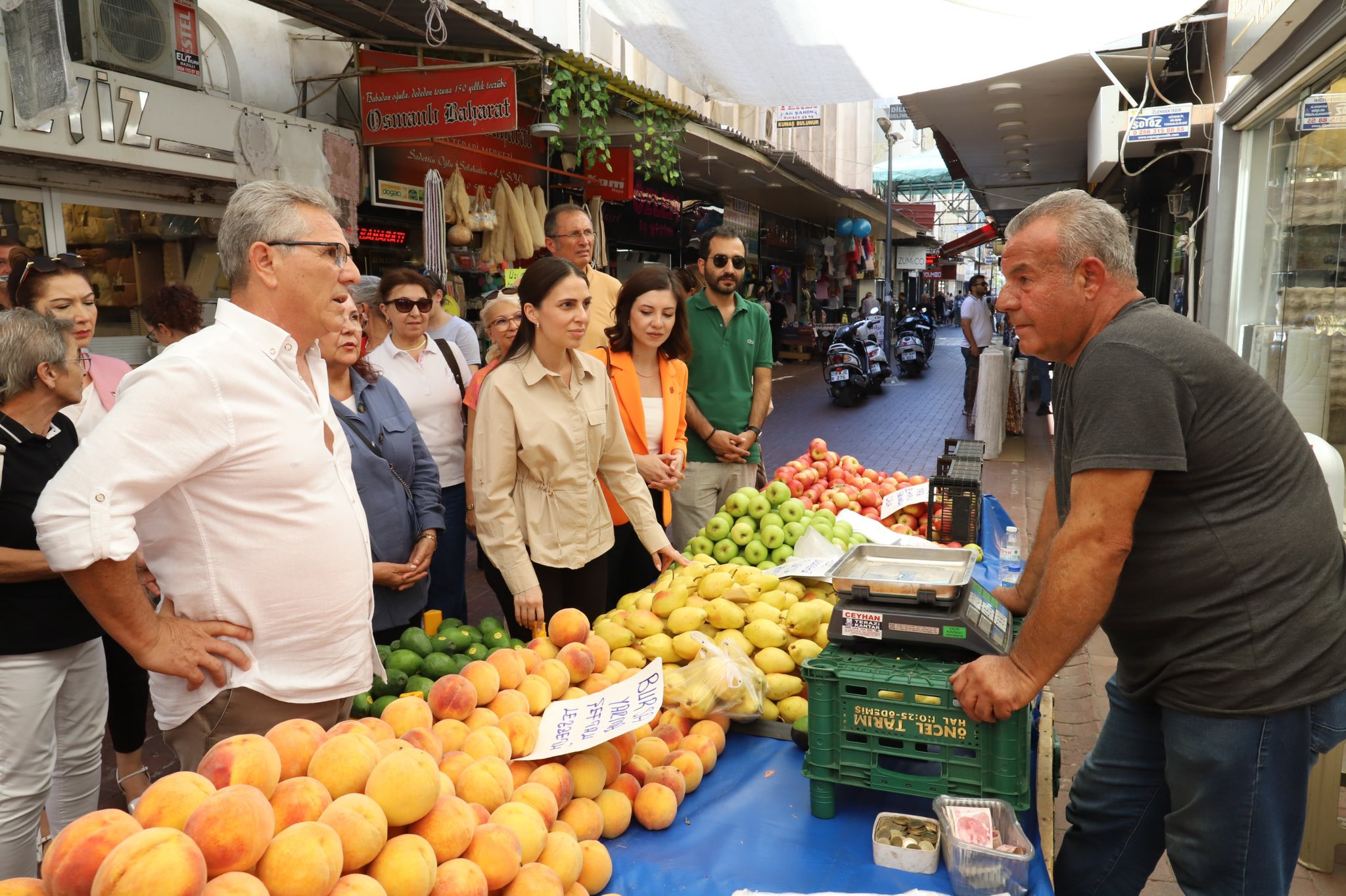 CHP ÇARŞI ESNAFINI ZİYARET ETTİ