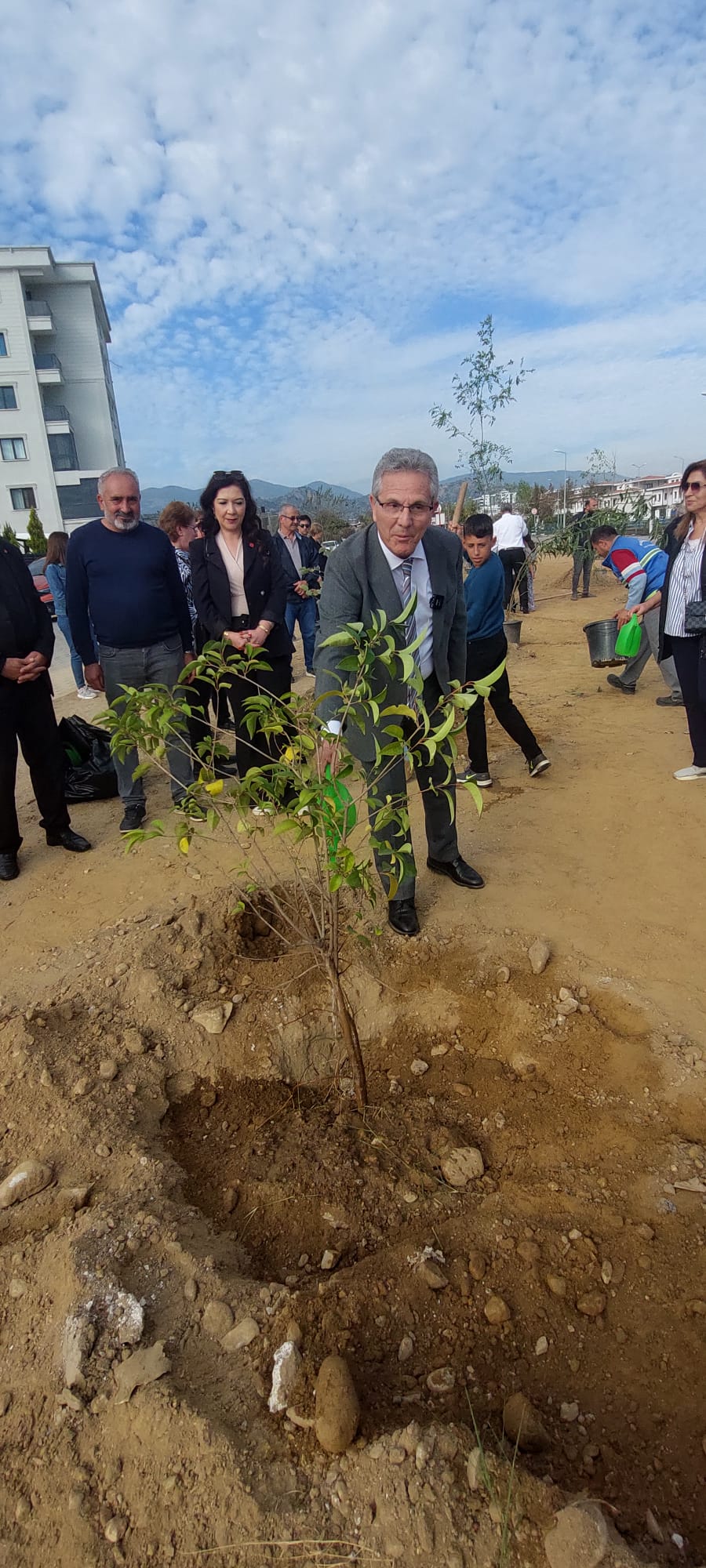 CHP Atatürk için 87 Fidan dikti