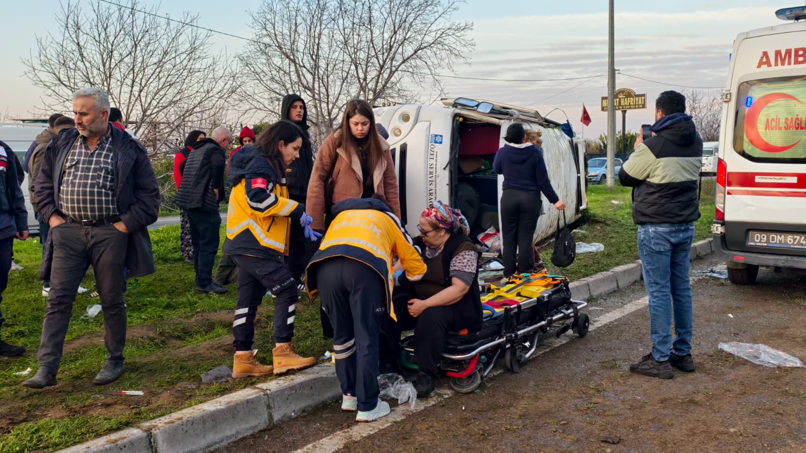 Yenipazar Yol ayrımında İşçi Minibüsü Devrildi: 15 Yaralı