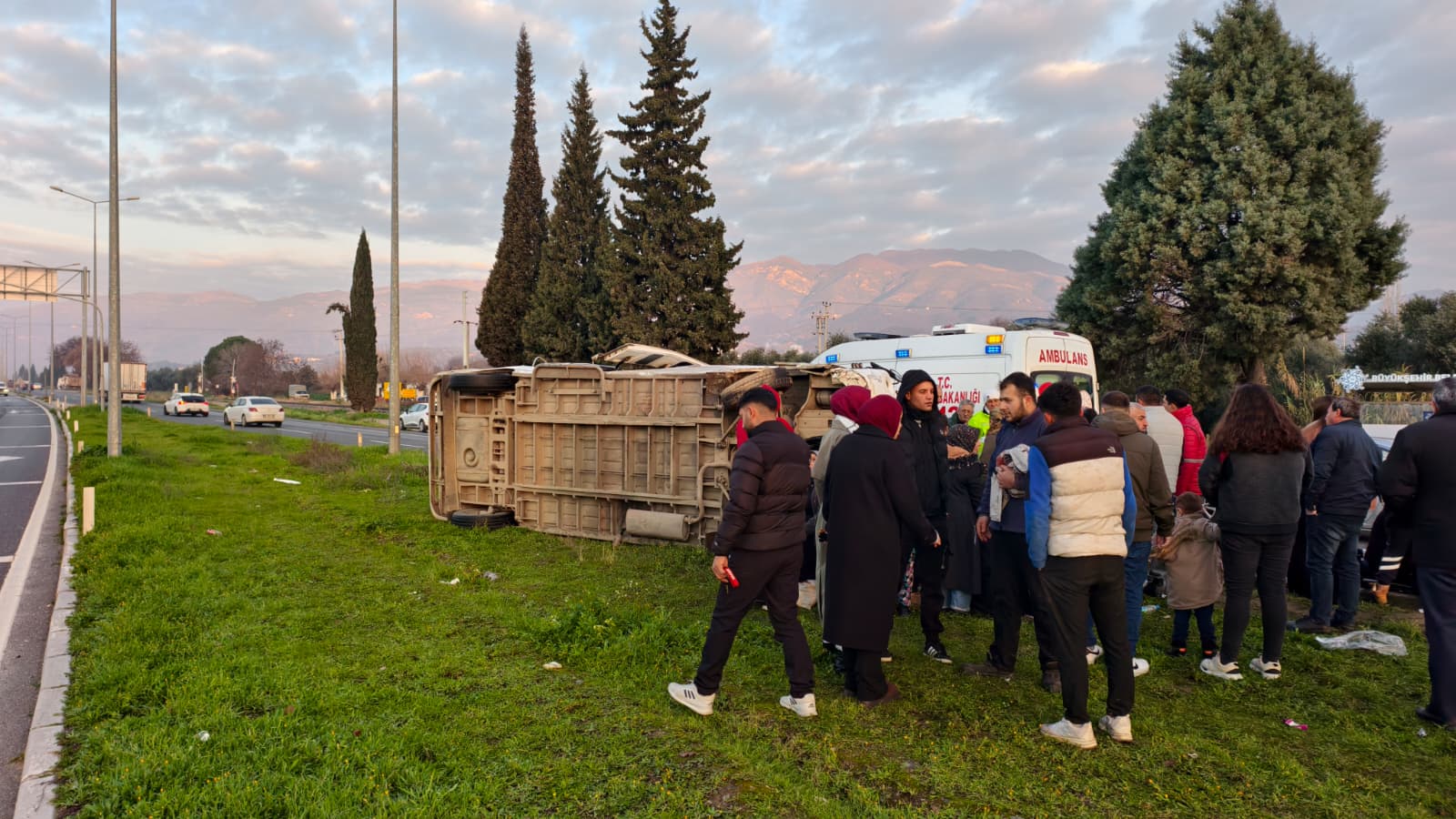 Yenipazar Yol ayrımında İşçi Minibüsü Devrildi: 15 Yaralı