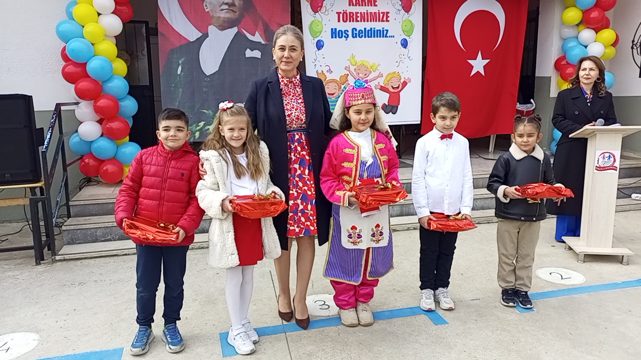 Nazilli'de 30 bin öğrenci karne sevinci yaşadı. 