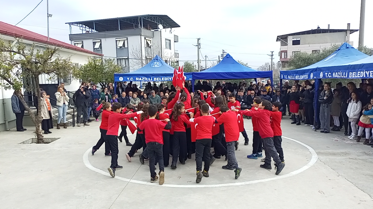 Nazilli'de 30 bin öğrenci karne sevinci yaşadı. 