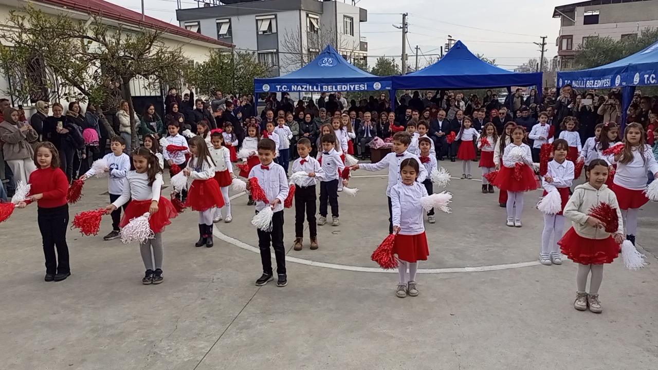 Nazilli'de 30 bin öğrenci karne sevinci yaşadı. 