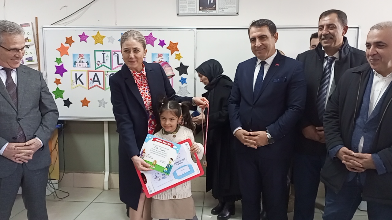 Nazilli'de 30 bin öğrenci karne sevinci yaşadı. 