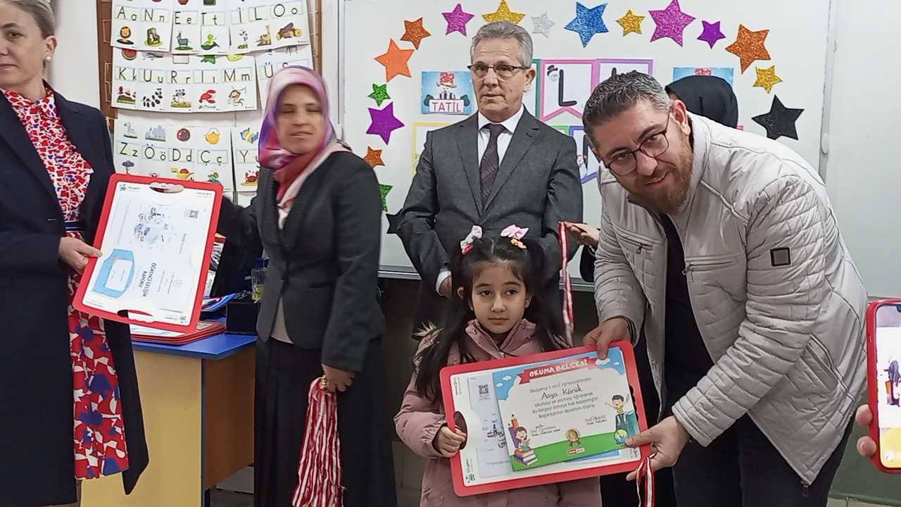Nazilli'de 30 bin öğrenci karne sevinci yaşadı. 