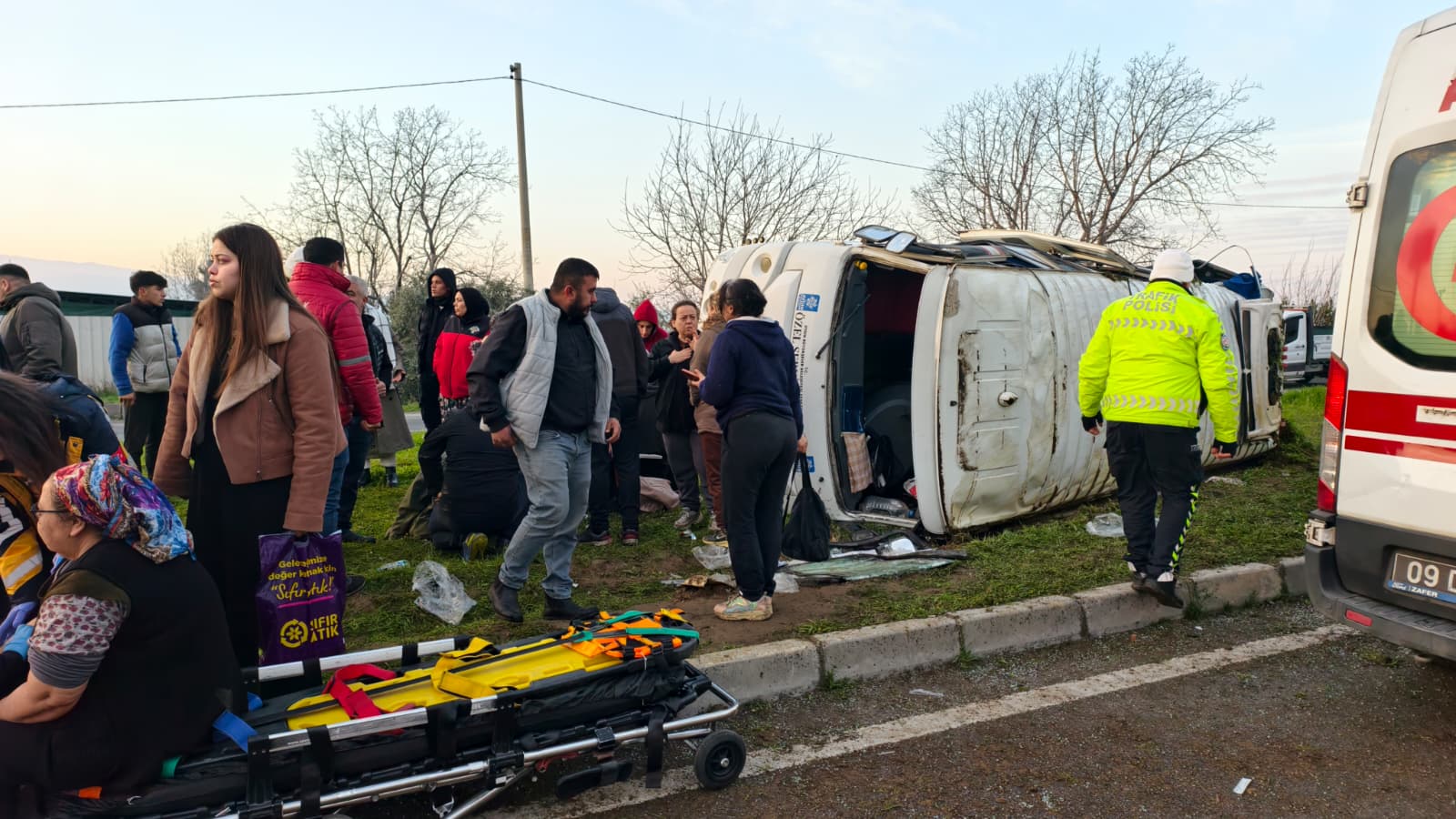 Yenipazar Yol ayrımında İşçi Minibüsü Devrildi: 15 Yaralı