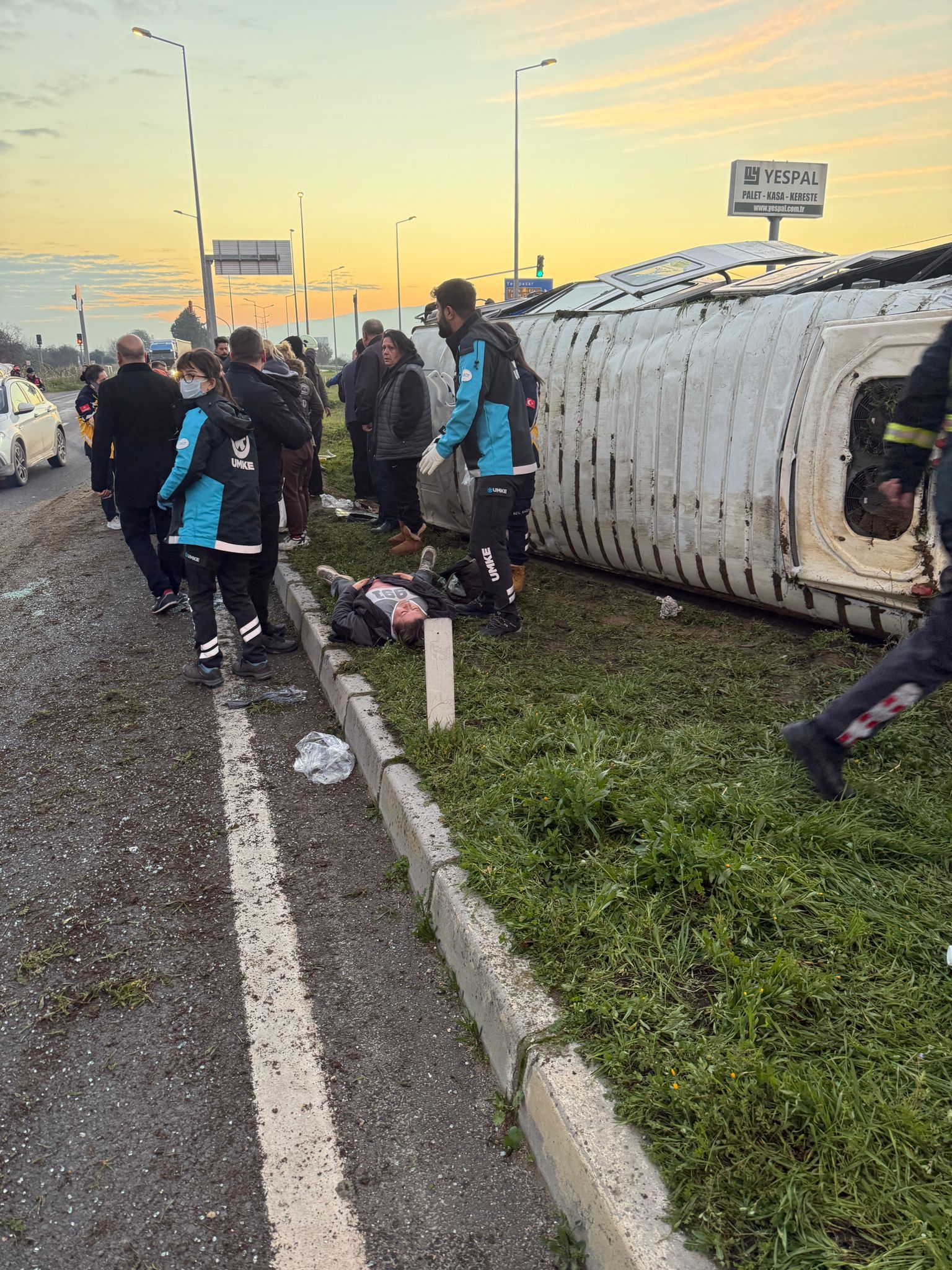 Yenipazar Yol ayrımında İşçi Minibüsü Devrildi: 15 Yaralı
