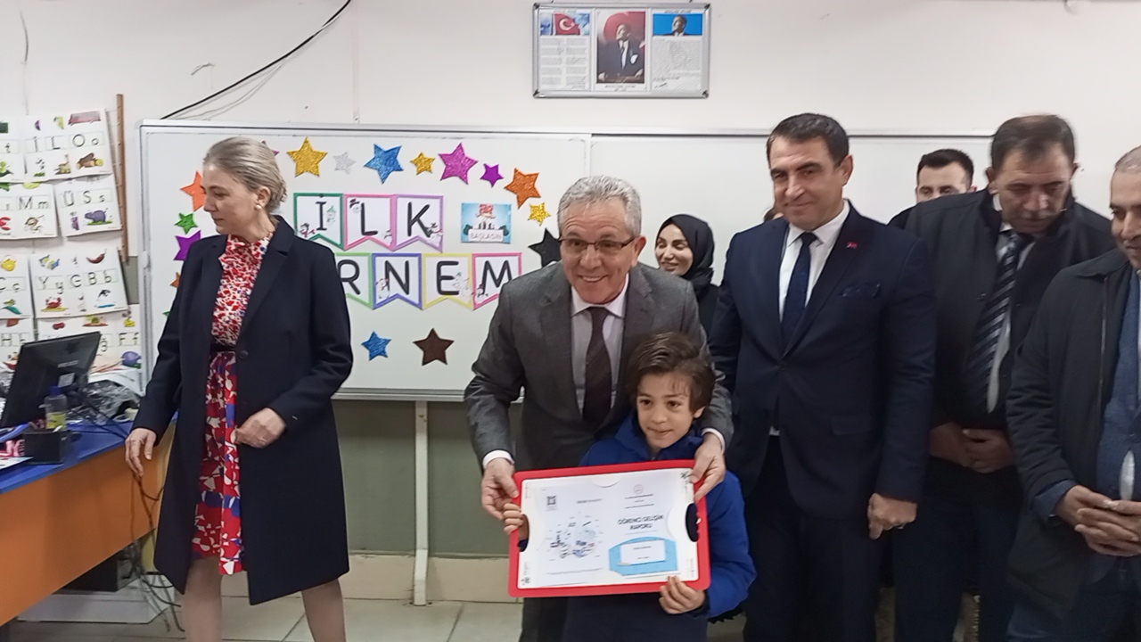 Nazilli'de 30 bin öğrenci karne sevinci yaşadı. 