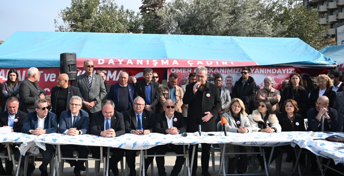 KUŞADASINDA DAYANIŞMA ÇADIRINDA BAYRAMLAŞMA GERÇEKLEŞTİRİLDİ
