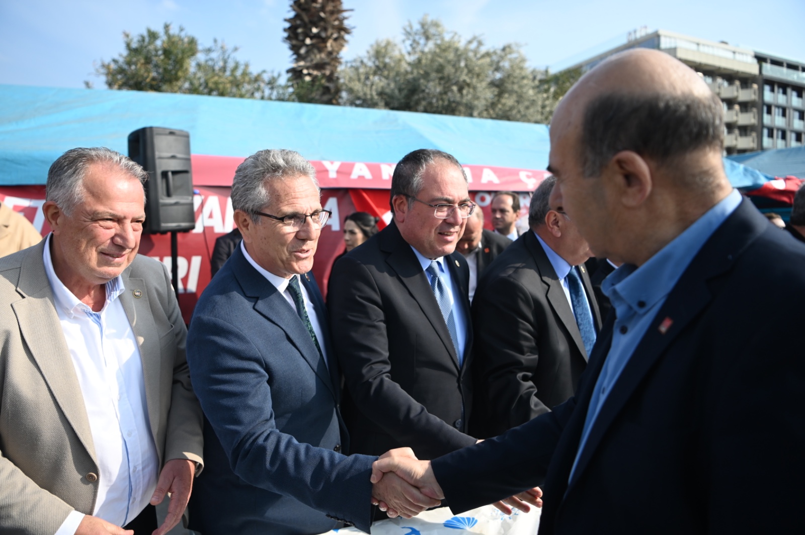 KUŞADASINDA DAYANIŞMA ÇADIRINDA BAYRAMLAŞMA GERÇEKLEŞTİRİLDİ