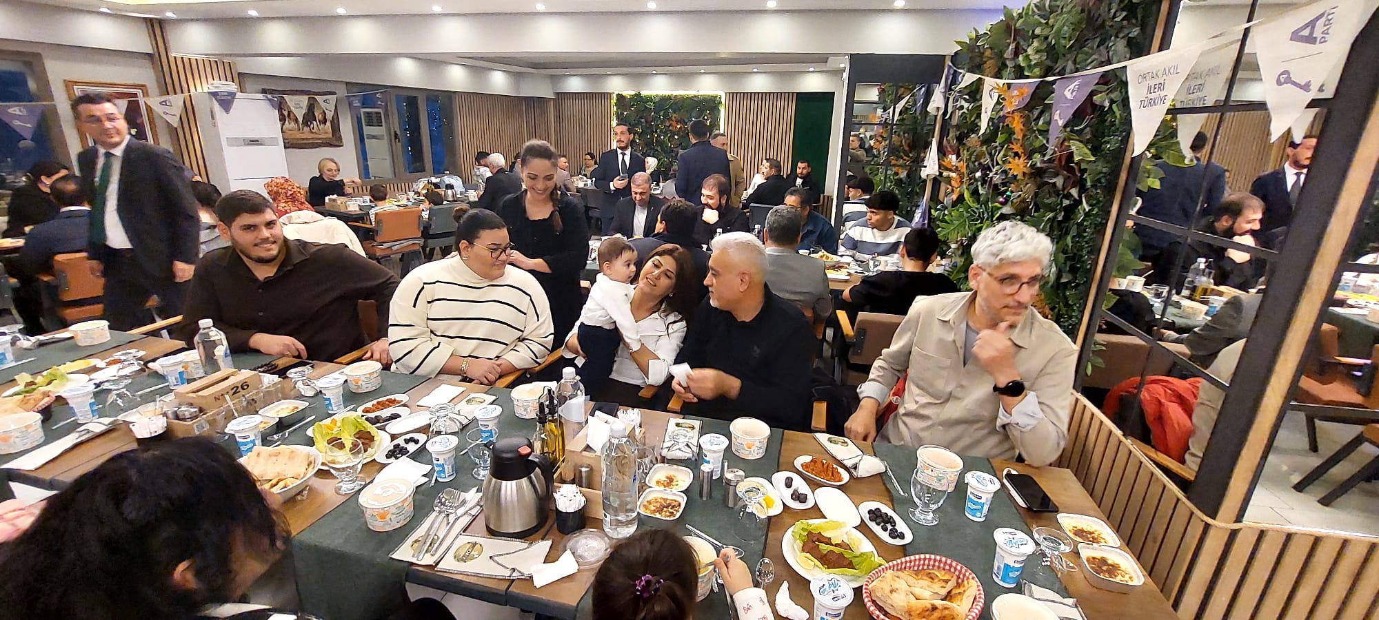 Anahtar Parti İftarda bir araya geldi.