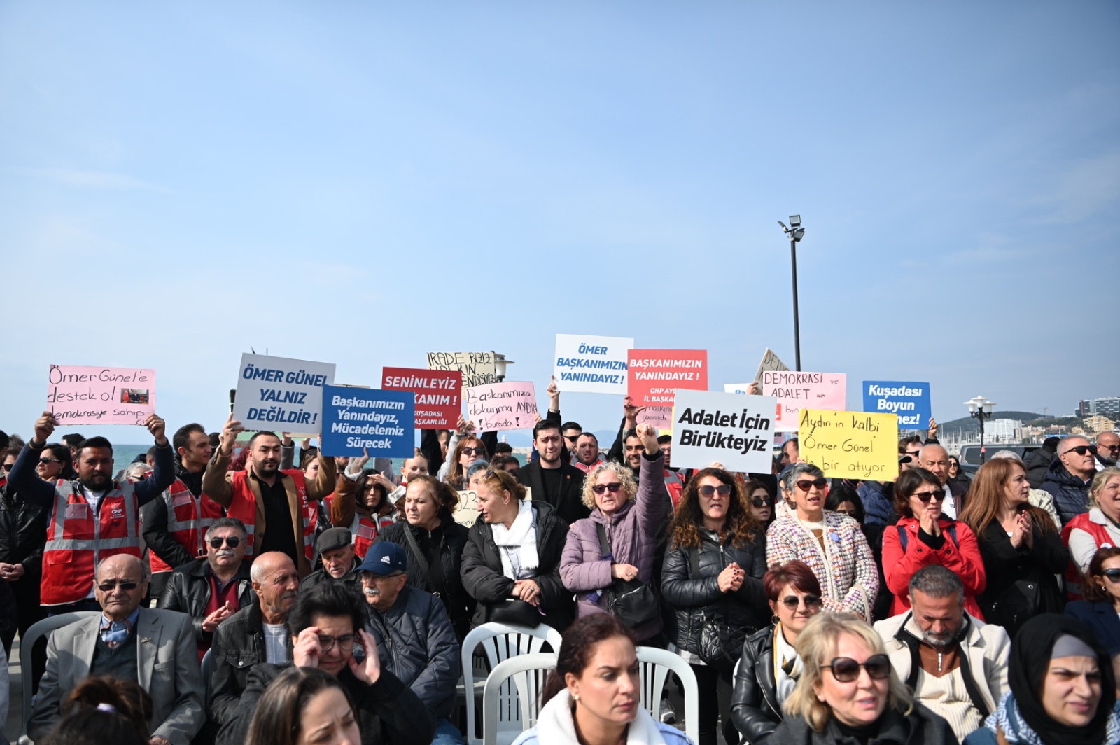 KUŞADASINDA DAYANIŞMA ÇADIRINDA BAYRAMLAŞMA GERÇEKLEŞTİRİLDİ