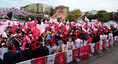 CHP’de kafalar karışık