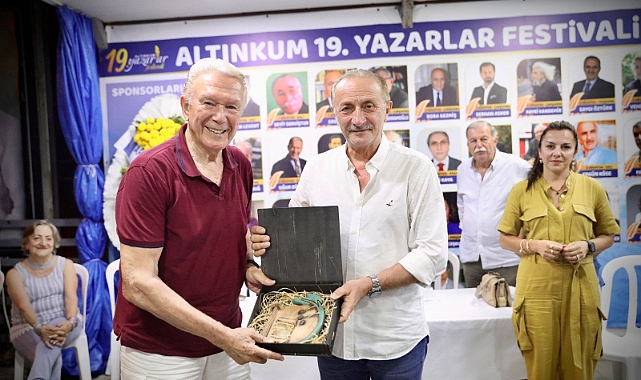 ALTINKUM YAZARLAR FESTİVALİ USTA KALEMLERİ AĞIRLAMAYA DEVAM EDİYOR