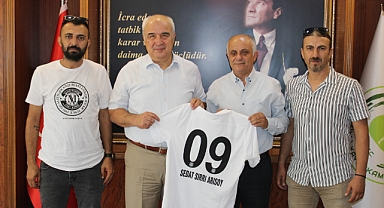 Başkan Urkay Forma Hediye etti
