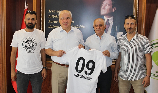 Başkan Urkay Forma Hediye etti