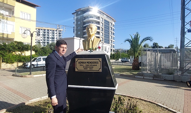 BASKAN ÖZCAN MERHUM.BASBAKAN MENDERES'İN ANITINA KARANFİL BIRAKTI