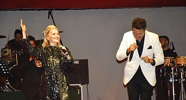 ÇİNELİ VATANDAŞLAR CUMHURİYET PARKI’NDA UNUTULMAZ BİR GECE DAHA YAŞADI
