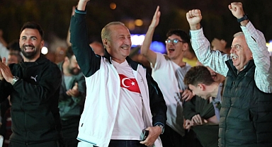 BAŞKAN ATABAY MİLLİ MAÇI VATANDAŞLARLA BİRLİKTE İZLEDİ