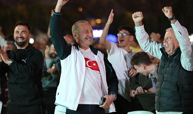 BAŞKAN ATABAY MİLLİ MAÇI VATANDAŞLARLA BİRLİKTE İZLEDİ