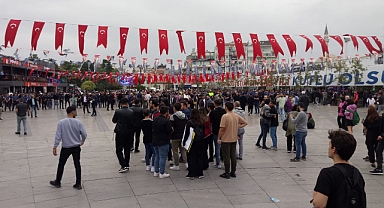 Kent Meydanına toplanan öğrencilere Müdahale