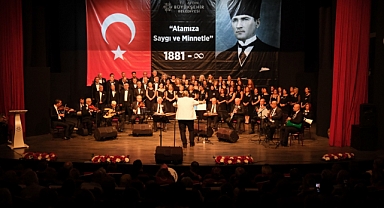 AYDINLILAR ATATÜRK'ÜN SEVDİĞİ ŞARKILARI HEP BİRLİKTE SÖYLEDİ