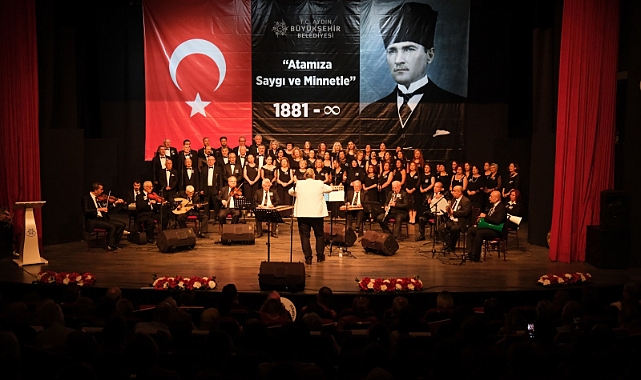 AYDINLILAR ATATÜRK'ÜN SEVDİĞİ ŞARKILARI HEP BİRLİKTE SÖYLEDİ