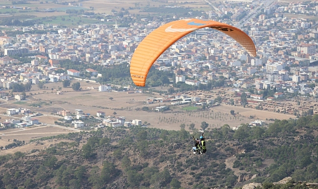 ÇİNE’NİN SEMALARI PARAŞÜTÇÜ VE PARAMOTORCULARLA RENKLENDİ