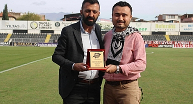 Onur Baştan’a Plaket takdim edildi.