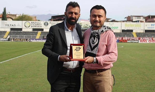 Onur Baştan’a Plaket takdim edildi.