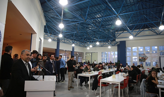 ADÜ Rektörrü, İftar Yemeğinde Öğrencilerle Bir Araya Geldi