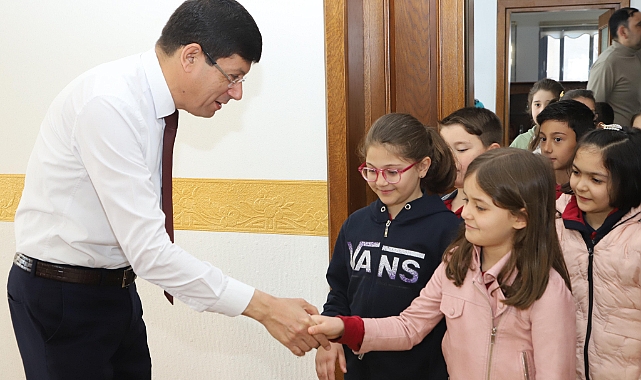 BAŞKAN ÖZCAN ÖĞRENCİLERİN SORULARINI YANITLADI