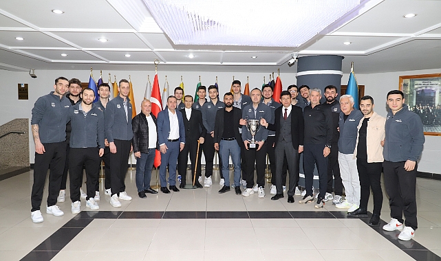 BAŞKAN ÖZCAN ŞAMPİYONLARI KABUL ETTI