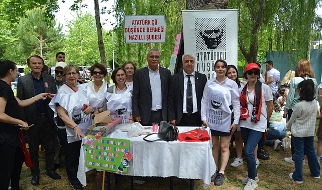 ADD NAZİLLİ NAZİLLİ ŞUBESİ 23 NİSAN'DA ÇOCUKLARI YANLIZ BIRAKMADI