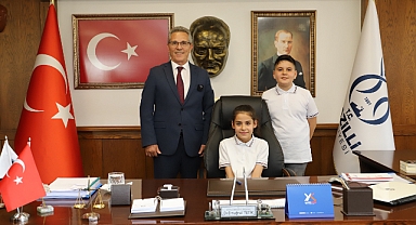 Başkan Tetik koltuğu çocuklara bıraktı