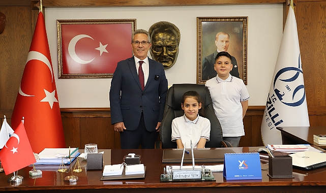 Başkan Tetik koltuğu çocuklara bıraktı