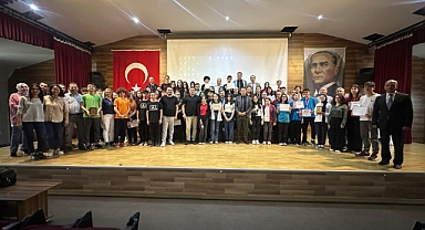 Matematik Olimpiyatlarında dereceye giren öğrencilere ödülleri verildi.