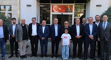 CHP’Lİ VEKİLLERDEN BAŞKAN ÖZEL’E ÖVGÜ 