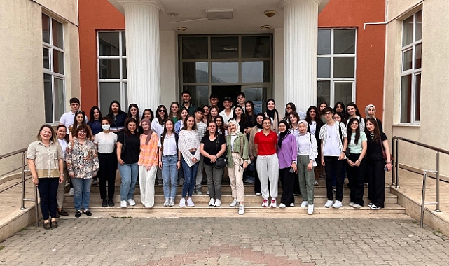 Manisa Mesleki ve Teknik Anadolu Lisesi Öğrencileri, Sağlık Bilimleri Fakültesini Ziyaret Etti