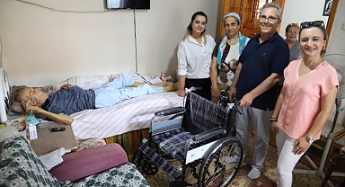 Tetik kendi elleri ile tekerlekli sandalyeyi teslim etti 