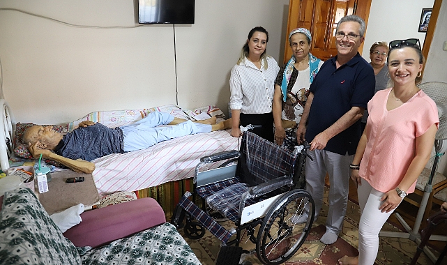 Tetik kendi elleri ile tekerlekli sandalyeyi teslim etti 