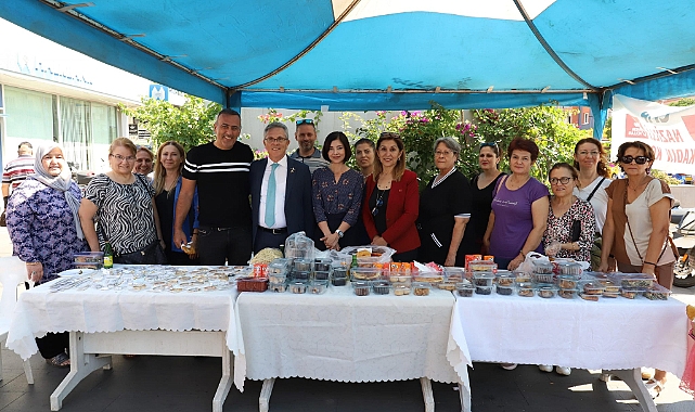 CHP’li Kadınlar Öğrenciler için kermes düzenledi.