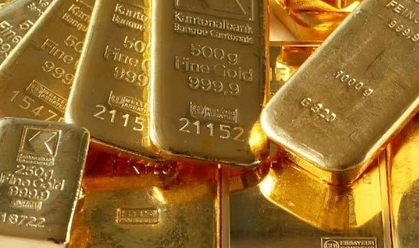 Artan güvenli liman talebiyle altın ilk kez ons başına 2.700 doları aştı
