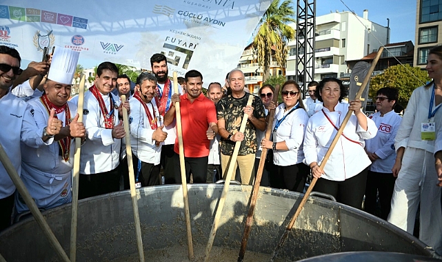 KUŞADASI SOKAK FESTİVALİ 5 BİN KİŞİLİK KEŞKEK REKORU DENEMESİ İLE FİNAL YAPTI