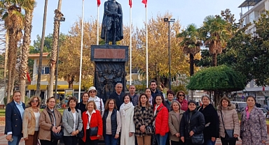 ADD ve CHP'li Kadınlar Atatürk Anıtına Çiçek Bıraktı