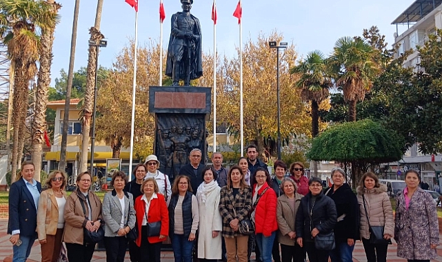 ADD ve CHP'li Kadınlar Atatürk Anıtına Çiçek Bıraktı