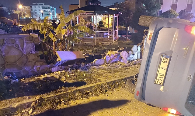 Alkollü sürücü duvara çarparak durabildi.