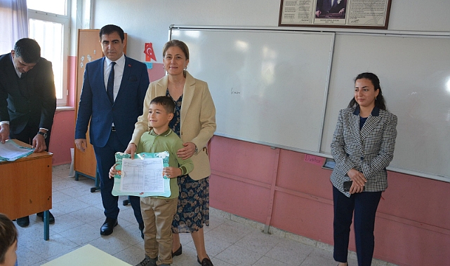 ÇOCUKLARIN KARNE SEVİNCİ