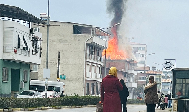 Çatı katında başlayan yangından son anda kurtuldular